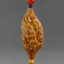袁清华 金猴纳福 橄榄核雕单籽