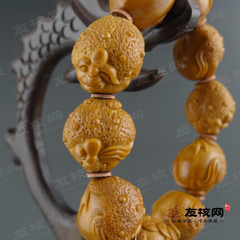 陈诗贵金蟾 苏工橄榄核雕 侧面