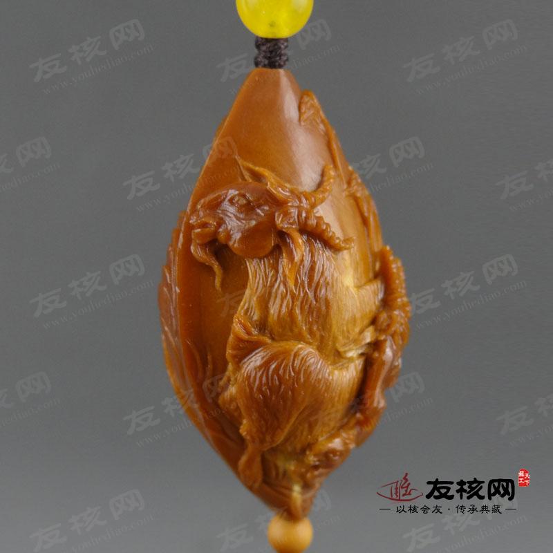 陈任华 三羊开泰 橄榄核雕 单籽 正面