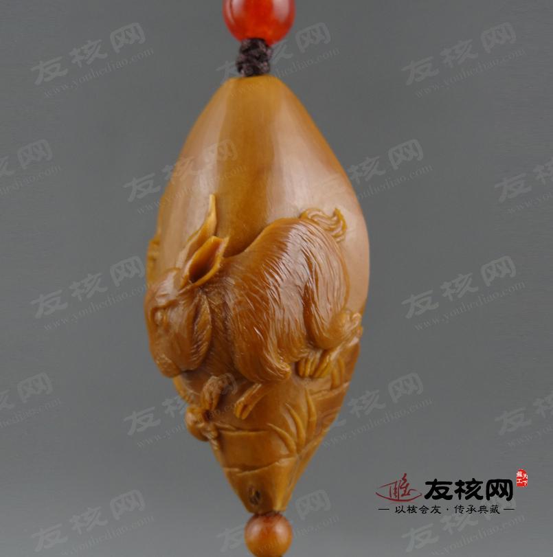 陈任华 兔 橄榄核雕 单籽 侧面